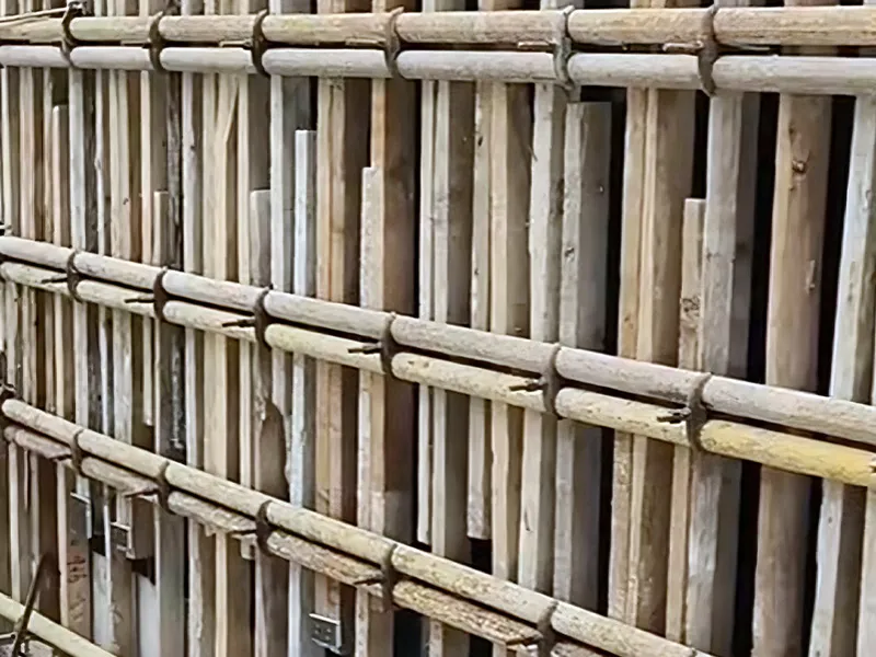 Cột khung tiết diện lớn và đài cọc thường sử dụng thanh giằng ván khuôn để tăng cường tính toàn vẹn của đai cột và ngăn ngừa phồng ván khuôn.